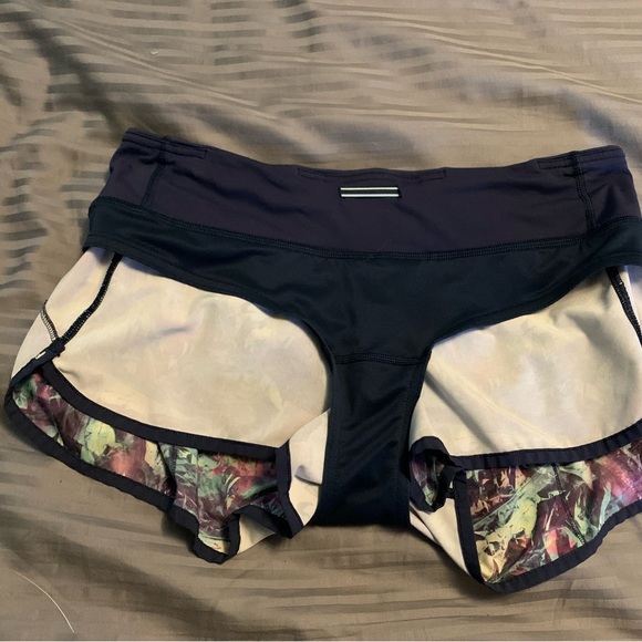 Lululemon Speed Up Shorts - Picture 2 of 6